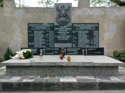 Wsp&oacute;lna mogiła żołnierzy poległych 6 września 1939 r., w czasie bombardowania sztabu Armii Ł&oacute;dź. Tablice grobowca upamiętniają nazwiska polskich żołnierzy poległych i zmarłych, w wyniku odniesionych ran, w wojnie obronnej 1939 r., kt&oacute;rych ciała spoczęły n