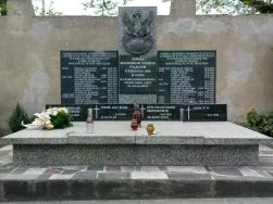Wsp&oacute;lna mogiła żołnierzy poległych 6 września 1939 r., w czasie bombardowania sztabu Armii Ł&oacute;dź. Tablice grobowca upamiętniają nazwiska polskich żołnierzy poległych i zmarłych, w wyniku odniesionych ran, w wojnie obronnej 1939 r., kt&oacute;rych ciała spoczęły n