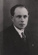 Prof. Zygmunt Lorentz - nauczyciel historii, przewodniczący zarządu OŁ PTH, działacz społeczny. Gł&oacute;wny inicjator utworzenia Komitetu Obywatelskiego Miasta Łodzi i członek jego władz [Zbi&oacute;r ikonograficzny Archiwum Państwowego w Łodzi, sygn. O-I L/34]