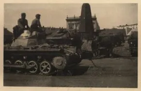 Niemiecki czołg PzKpfw I przed pomnikiem Tadeusza Kościuszki na Placu Wolności w Łodzi [Zbi&oacute;r ikonograficzny Archiwum Państwowego w Łodzi, sygn. W-I 7/252]
