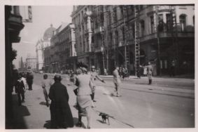 Niemieccy żandarmi kierujący ruchem na skrzyżowaniu ulic Piotrkowska - Zawadzka-Południowa w Łodzi, 1939 r. [Zbi&oacute;r ikonograficzny Archiwum Państwowego w Łodzi, sygn. W-I 7-253]