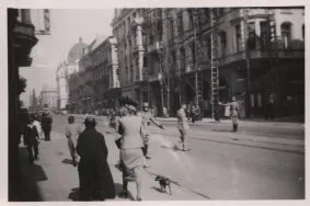 Niemieccy żandarmi kierujący ruchem na skrzyżowaniu ulic Piotrkowska - Zawadzka-Południowa w Łodzi, 1939 r. [Zbi&oacute;r ikonograficzny Archiwum Państwowego w Łodzi, sygn. W-I 7-253]