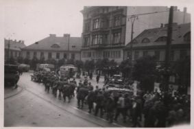 Prowadzeni przez Niemc&oacute;w przez Plac Wolności w Łodzi polscy żołnierze wzięci do niewoli [Zbi&oacute;r ikonograficzny Archiwum Państwowego w Łodzi, sygn. W-I 7-254]