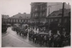 Prowadzeni przez Niemc&oacute;w przez Plac Wolności w Łodzi polscy żołnierze wzięci do niewoli [Zbi&oacute;r ikonograficzny Archiwum Państwowego w Łodzi, sygn. W-I 7-254]