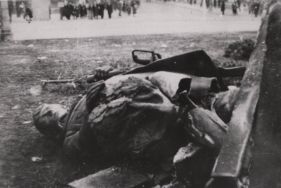 Zniszczony pomnik Tadeusza Kościuszki. Barbarzyńskim aktem wysadzenia w powietrze monumentu, Niemcy 'uświetnili' uroczystości związane z inkorporacją Łodzi do Rzeszy [Zbi&oacute;r ikonograficzny Archiwum Państwowego w Łodzi, sygn. W-I 7/56a]