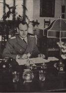 Hans Frank - funkcjonariusz nazistowski i jeden z przyw&oacute;dc&oacute;w III Rzeszy. W latach 1939-1945 generalny gubernator okupowanych ziem polskich. Zbrodniarz wojenny.[Zbi&oacute;r album&oacute;w ikonograficznych, A-99]
