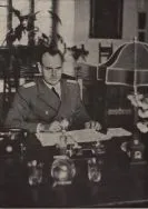 Hans Frank - funkcjonariusz nazistowski i jeden z przyw&oacute;dc&oacute;w III Rzeszy. W latach 1939-1945 generalny gubernator okupowanych ziem polskich. Zbrodniarz wojenny.[Zbi&oacute;r album&oacute;w ikonograficznych, A-99]