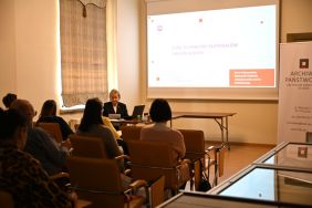 Kierownik Oddziału zabezpieczania zasobu archiwalnego Anna Ostaszewska, fot. Agata Cuper.