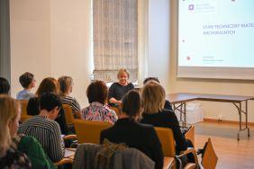 Kierownik Oddziału zabezpieczania zasobu archiwalnego Anna Ostaszewska, fot. Agata Cuper.