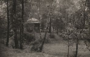 Park im. Słowackiego. Fragment parku, przed 1939 r. [Zbi&oacute;r ikonograficzny Archiwum Państwowego w Łodzi, sygn. Ł-I 22/11]