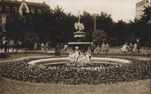 Park im. Sienkiewicza. Fontanna w kształcie łabędzia z amorkami, przed 1939 r. [Zbi&oacute;r ikonograficzny Archiwum Państwowego w Łodzi, sygn. Ł-I/22-12]