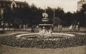 Park im. Sienkiewicza. Fontanna w kształcie łabędzia z amorkami, przed 1939 r. [Zbi&oacute;r ikonograficzny Archiwum Państwowego w Łodzi, sygn. Ł-I/22-12]