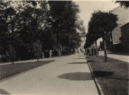 Park im. Moniuszki. Park Kolejowy przy Dworcu Fabrycznym, przed 1939 r. [Zbi&oacute;r ikonograficzny Archiwum Państwowego w Łodzi, sygn. Ł-I/22-23]