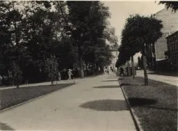 Park im. Moniuszki. Park Kolejowy przy Dworcu Fabrycznym, przed 1939 r. [Zbi&oacute;r ikonograficzny Archiwum Państwowego w Łodzi, sygn. Ł-I/22-23]