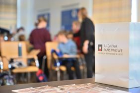 Lekcja archiwalna dla uczni&oacute;w w APŁ, fot. A. Jaworski.