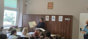 Lekcja archiwalna dla uczni&oacute;w w Oddziale w Sieradzu, fot. K. Tabin-Hacaś.