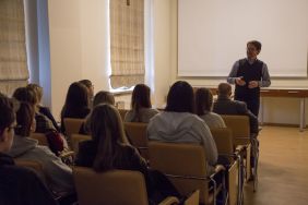 Zajęcia archiwalne dla student&oacute;w kierunku finanse i bankowość, fot. A. Jaworski.