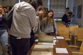Zajęcia archiwalne dla student&oacute;w kierunku finanse i bankowość, fot. A. Jaworski.