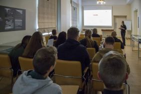 Zajęcia archiwalne dla słuchaczy Centrum Kształcenia Ustawicznego Wojew&oacute;dztwa Ł&oacute;dzkiego w Zgierzu, fot. A. Jaworski.