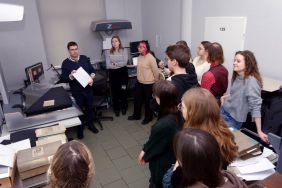 Wycieczka student&oacute;w Historii Sztuki w APŁ. Fot. Piotr Sikora.