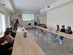 Zajęcia dla uczni&oacute;w w Miejskiej i Gminnej Bibliotece w Warcie.