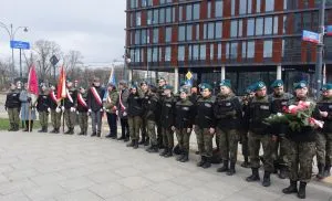 Uroczystości przed pomnikiem J&oacute;zefa Piłsudskiego w Łodzi, fot. M. Dybalski