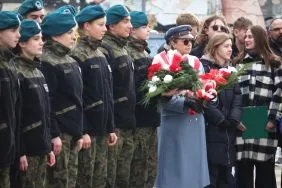 Uroczystości przed pomnikiem J&oacute;zefa Piłsudskiego w Łodzi, fot. M. Dybalski
