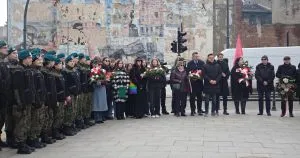 Uroczystości przed pomnikiem J&oacute;zefa Piłsudskiego w Łodzi, fot. M. Dybalski