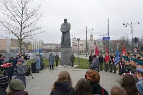 Uroczystości przed pomnikiem J&oacute;zefa Piłsudskiego w Łodzi, fot. M. Dybalski