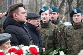 Uroczystości przed pomnikiem J&oacute;zefa Piłsudskiego w Łodzi, fot. M. Dybalski