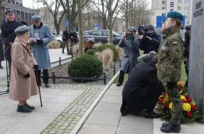 Uroczystości przed pomnikiem J&oacute;zefa Piłsudskiego w Łodzi, fot. M. Dybalski