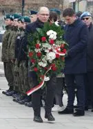 Uroczystości przed pomnikiem J&oacute;zefa Piłsudskiego w Łodzi, fot. M. Dybalski