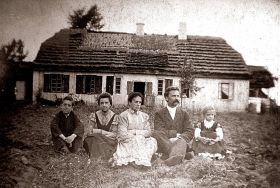Rodzina Wajnikonis&oacute;w przed domem w Augustowie &ndash; przed 1906 