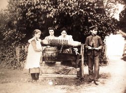 Maria Wiktoria Wajnikonis z dziećmi  - przed 1906