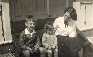 Jadwiga Joanna Konstancja z Kerpert&oacute;w Wajnikonis z synami Stasiem i Filipkiem - 1931 