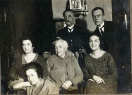 J&oacute;zef  Wajnikonis z żoną, dziećmi i synową, przed 1931 