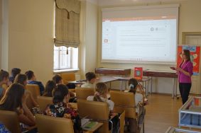 Zajęcia dla uczni&oacute;w promujące 3. edycję konkursu genealogicznego &bdquo;Bez korzeni nie zakwitniesz. Moja Wielka i Mała Ojczyzna&rdquo;, fot. M. Dybalski.