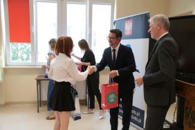 Uroczystość wręczenia nagr&oacute;d finalistom wojew&oacute;dzkim III edycji konkursu genealogicznego &bdquo;Bez korzeni nie zakwitniesz. Moja Wielka i Mała Ojczyzna&rdquo;, fot. A. Jaworski.