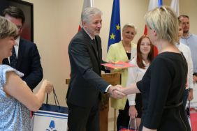 Uroczystość wręczenia nagr&oacute;d finalistom wojew&oacute;dzkim III edycji konkursu genealogicznego &bdquo;Bez korzeni nie zakwitniesz. Moja Wielka i Mała Ojczyzna&rdquo;, fot. A. Jaworski.