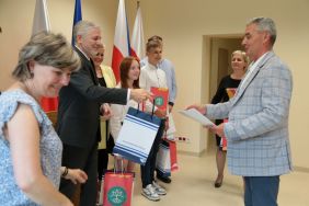 Uroczystość wręczenia nagr&oacute;d finalistom wojew&oacute;dzkim III edycji konkursu genealogicznego &bdquo;Bez korzeni nie zakwitniesz. Moja Wielka i Mała Ojczyzna&rdquo;, fot. A. Jaworski.