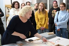 Wycieczka student&oacute;w Historii Sztuki Uniwersytetu Ł&oacute;dzkiego w APŁ, fot. M. Dybalski.