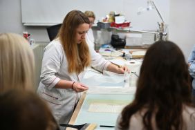 Wycieczka student&oacute;w Historii Sztuki Uniwersytetu Ł&oacute;dzkiego w APŁ, fot. M. Dybalski.