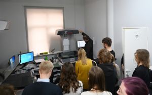 Wycieczka student&oacute;w Historii Sztuki Uniwersytetu Ł&oacute;dzkiego w APŁ, fot. M. Dybalski.