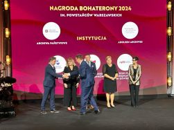 Gala rozdania nagr&oacute;d BohaterON 2024 im. Powstańc&oacute;w Warszawskich. Złotego BohaterONa Naczelnemu Dyrektorowi Archiw&oacute;w Państwowych dr. Pawłowi Pietrzykowi wręcza wiceminister do spraw społeczeństwa obywatelskiego Marek Krawczyk, fot. A. Bednarczyk.