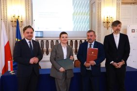 Naczelny Dyrektor Archiw&oacute;w Państwowych dr P. Pietrzyk, podsekretarz stanu w MKiDN M. Cienkowska, zastępca prezesa zarządu NFOŚiGW J. Matysiak, sekretarz stanu w MKiŚ K. Bolesta, fot. Danuta Matloch/MKiDN.
