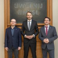 Zastępca Dyrektora APŁ Wojciech Kowaluk, Rektor UŁ prof. dr hab. Rafał Matera, Dyrektor APŁ Bartosz G&oacute;recki, fot. UŁ.