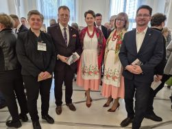 Od prawej: Bartosz G&oacute;recki Dyrektor APŁ, Jarosław Stulczewski prezes TPZW, przedstawicielki Towarzystwa Przyjaci&oacute;ł Zadzimia, Adriana Bryk-Kierownik Oddziału w Sieradzu APŁ. Fot. W. Sochacki (Nasze Radio 104,7 FM).
