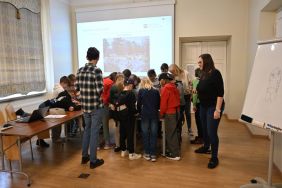 Zajęcia archiwalne dla uczni&oacute;w w APŁ, fot. T. Walkiewicz.
