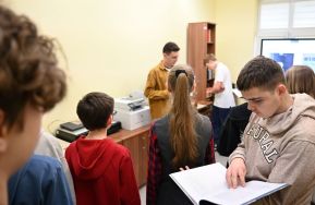 Lekcja archiwalna dla uczni&oacute;w w APŁ, fot. Anna Kaniewska.