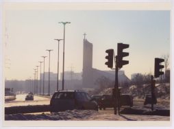 Al. Bandurskiego, widok na kości&oacute;ł rzymskokatolicki pod wezwaniem Chrystusa Kr&oacute;la 2006 zdj. A. Wach
